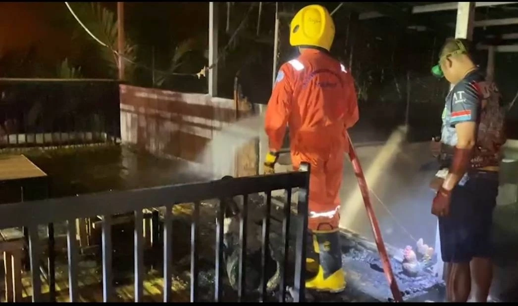 ไฟไหม้ร้านอาหารริมถนนสายพัทลุง–ตรัง  วอดทั้งร้าน คาดถูกวางเพลิง (คลิป)