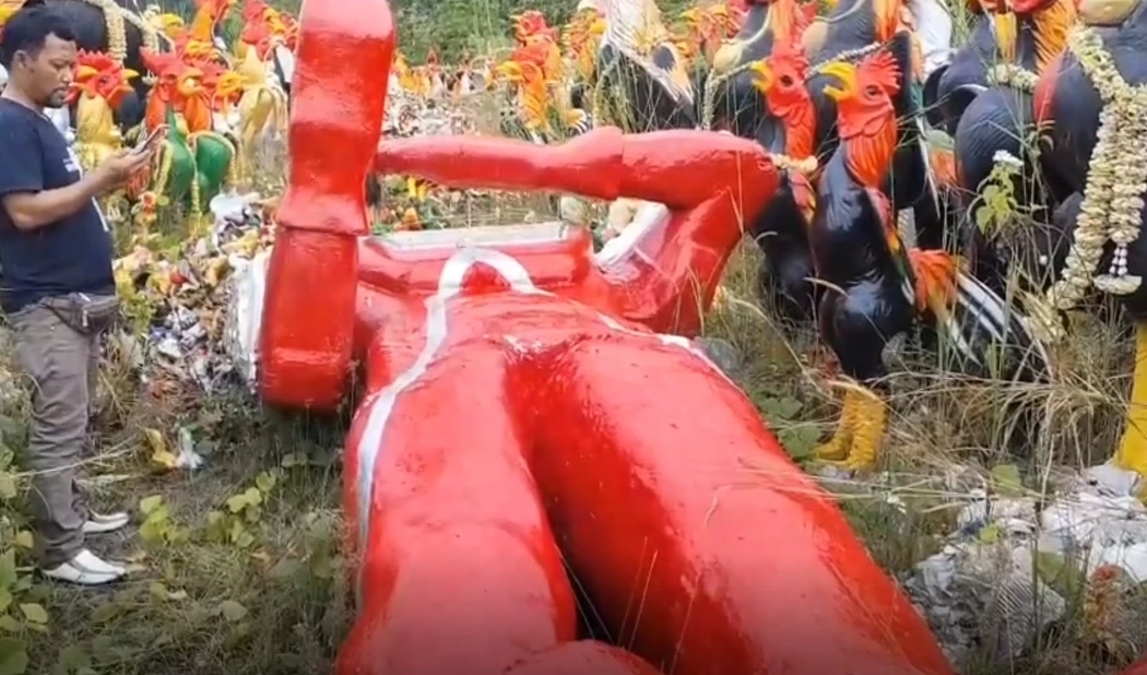 ฮือฮา “อุลตร้าแมน”  สูง 5 เมตร “ไฮโซปอ” สร้างแก้บนไอ้ไข่วัดเจดีย์ ล้มหัวหลุด