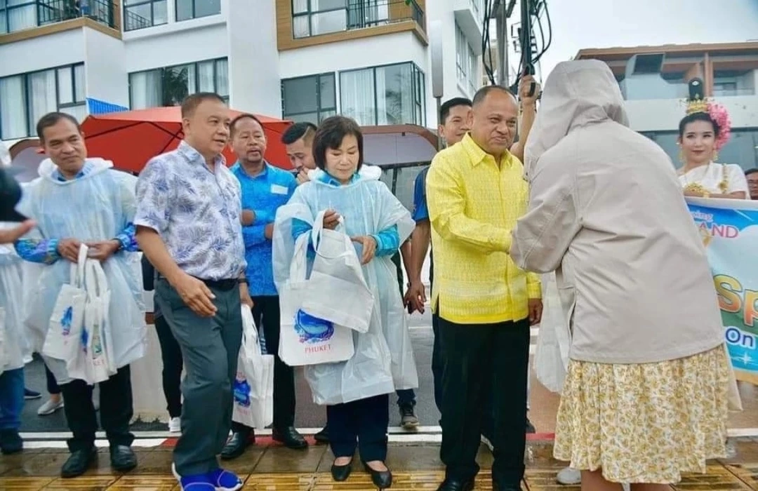 ชาวภูเก็ต แห่ยินดีต้อนรับเรือสำราญใหญ่สุดในเอเชีย ลำแรกในรอบ 3 ปี หลังผจญโควิด