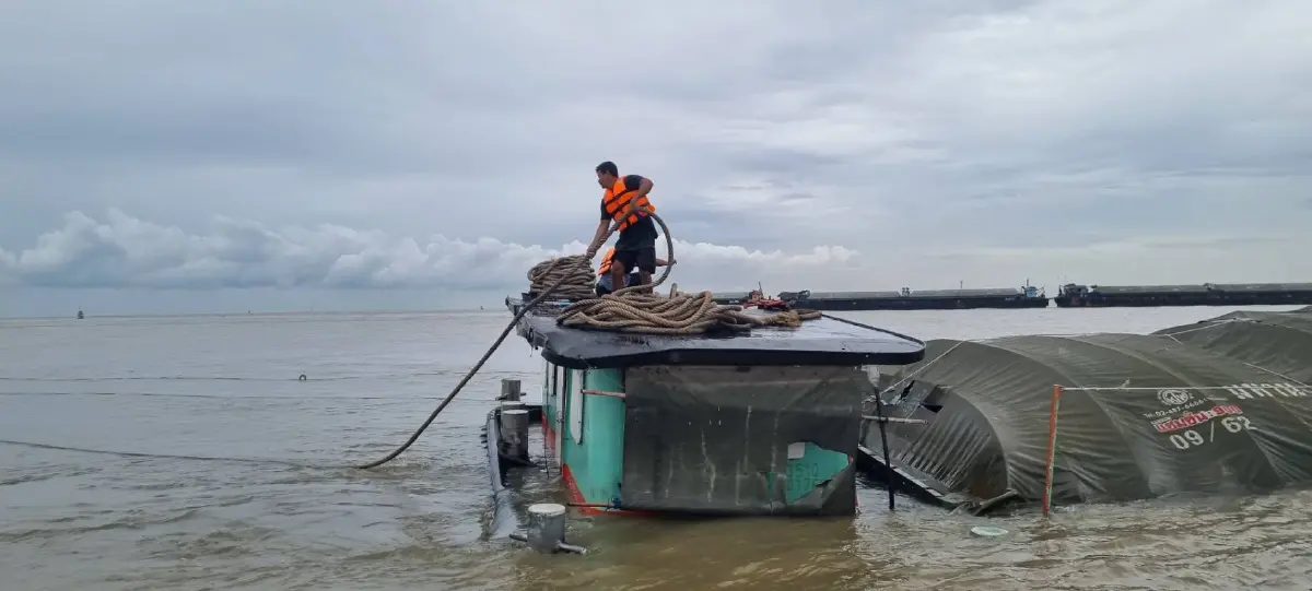 ระทึก!! เรือเดินสมุทร พุ่งชนเรือขนแผ่นเหล็กม้วน จมทะเล (มีคลิป)