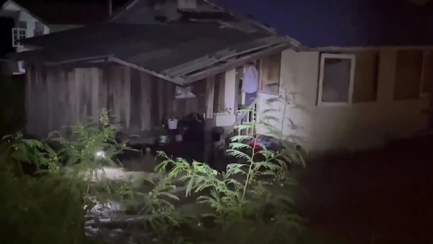 คันกั้นน้ำเจ้าพระยาพัง ทะลักท่วมกลางดึก กู้ภัยฯฝ่ากระแสน้ำเร่งอพยพ - คลิป