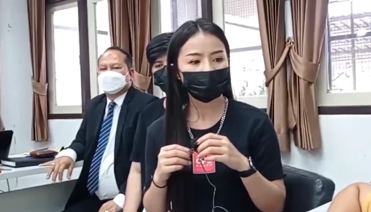 "ใบปอ รัตติยา"  นักร้องสาวหมอลำซิ่ง เจ้าของฉายาราชินีรถแห่ เบอร์หนึ่งของเมืองไทย 