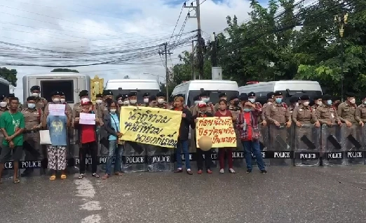 กลุ่มเสื้อแดงขอนแก่น ไม่ต้อนรับนายกฯ พร้อมชูป้ายขับไล่