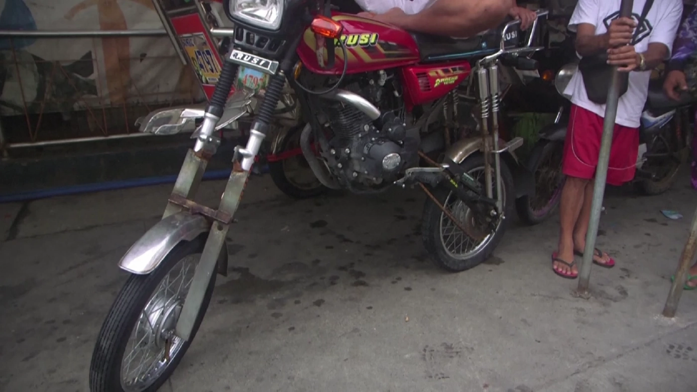 ชีวิตต้องปรับตัว! มอเตอร์ไซค์รับจ้างฟิลิปปินส์ทำรถ "ยกสูง" รับมือน้ำท่วม