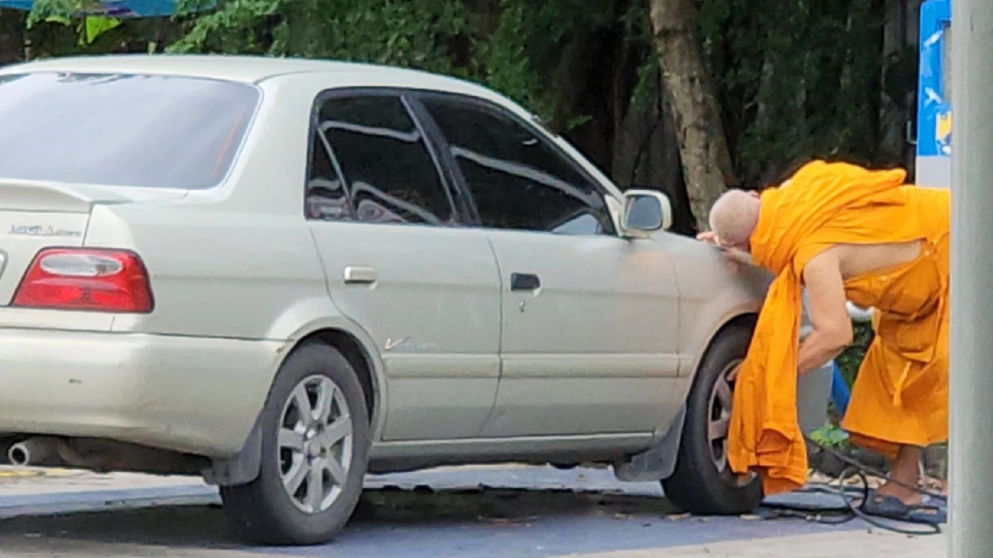 ชาวบ้านร้องสื่อช่วยตรวจสอบพบพระสงฆ์ขับรถ