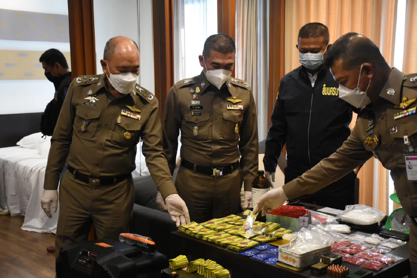 บุกจับชาวสิงคโปร์ ผลิตยาเสพติด “Happy Water” ส่งขายผับทั่วกรุง