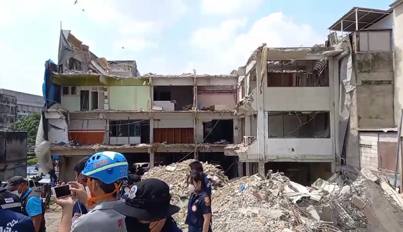 เพิ่งทำงานวันแรก! แผ่นผนังคอนกรีตล้มทับคนงาน ดับสลด