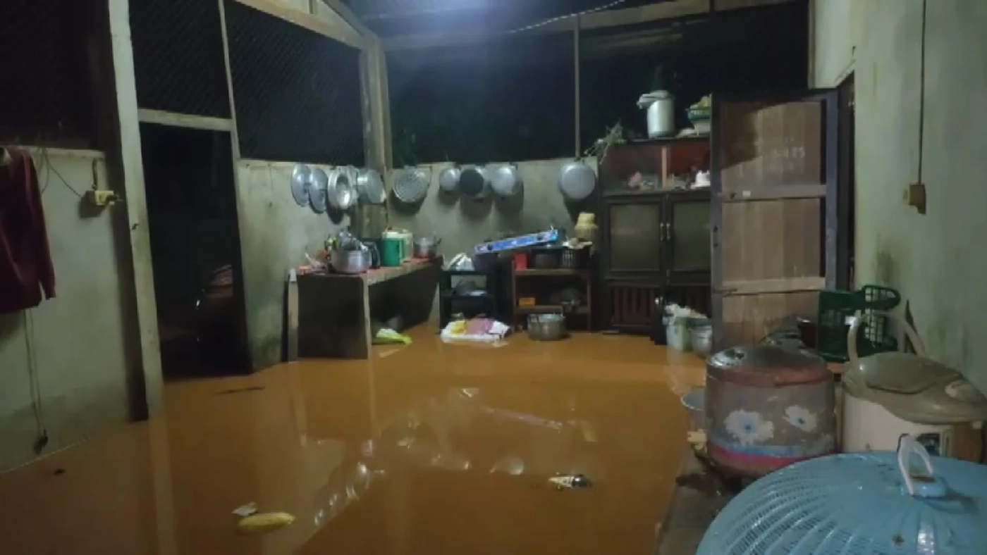 ระทึก! น้ำป่าทะลักหมู่บ้านที่บุรีรัมย์ ขนของหนีไม่ทัน ทรัพย์สินเสียหายยับ