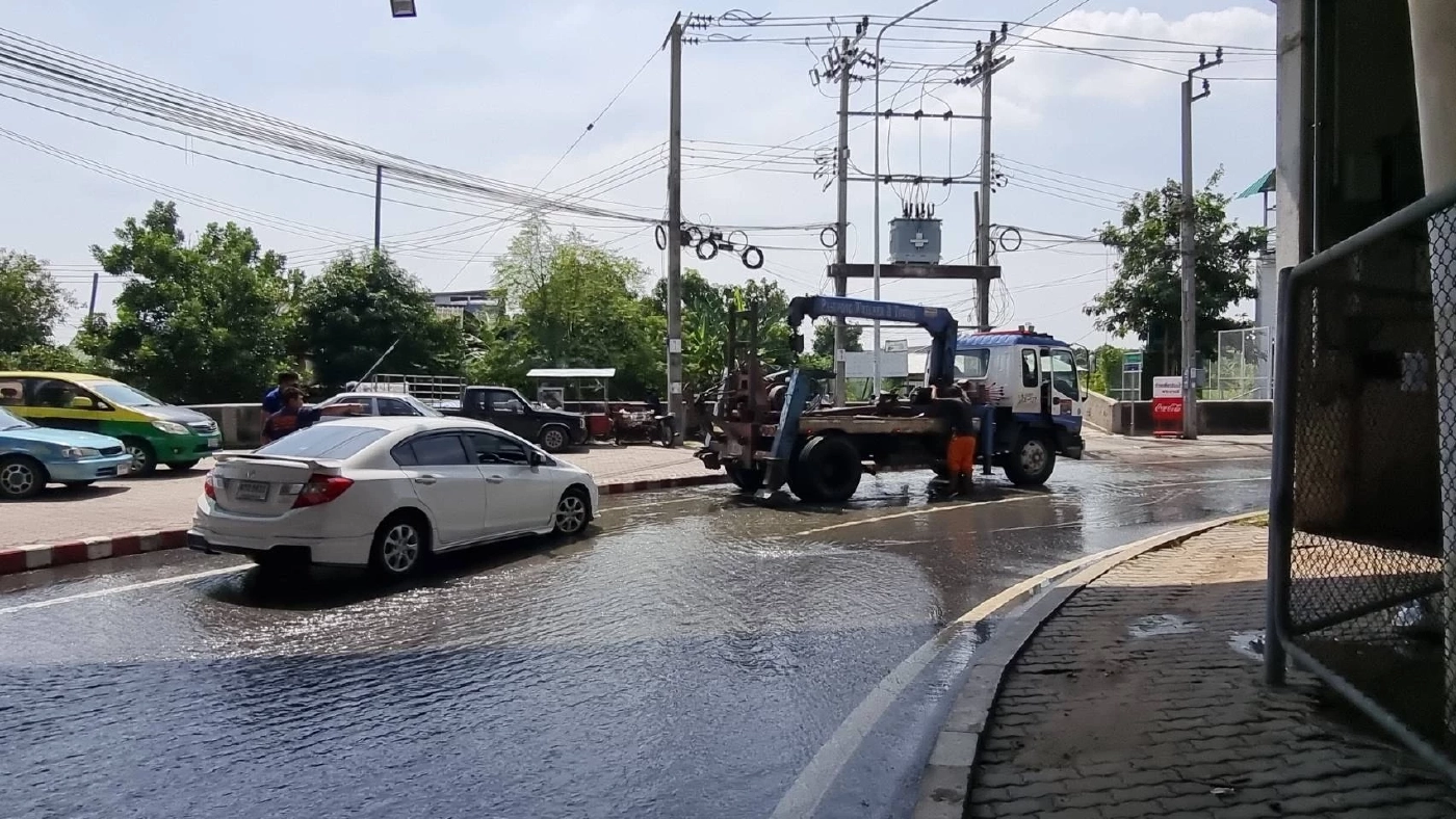 ผู้ใช้ถนนนครอินทร์อ่วม น้ำท่วมสูงทำรถพัง ทช. สั่งปิดการจราจรแล้ว 6 จุด