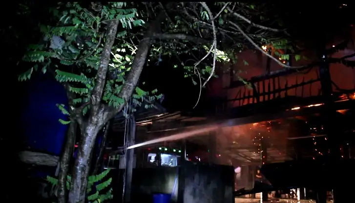 หดหู่ หนุ่มเมืองโอ่ง บ้านถูกตัดไฟ จุดเทียนทิ้งไว้ สุดท้ายไฟไหม้วอดทั้งหลัง