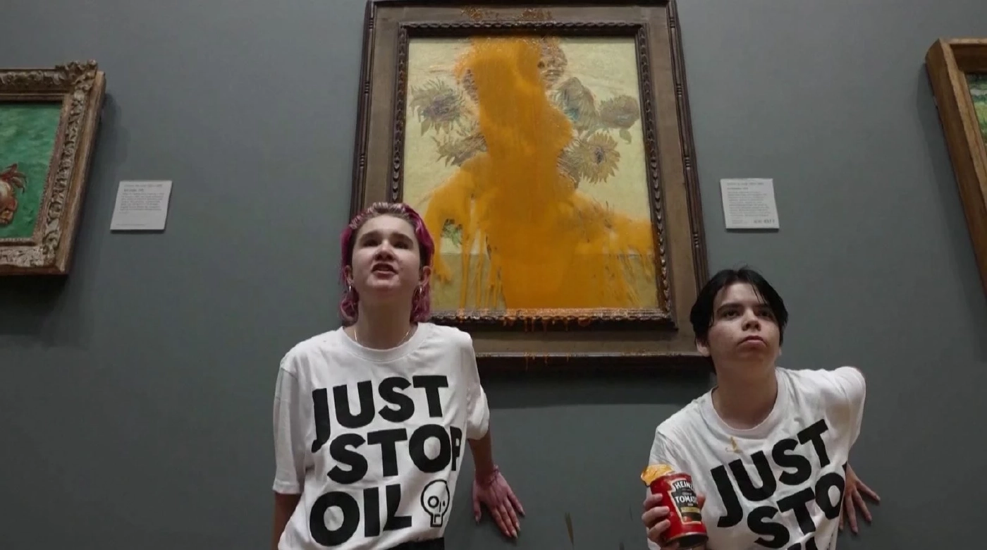 วัยรุ่นรักษ์โลกสาดซุปมะเขือเทศใส่งาน 'แวนโก๊ะห์'