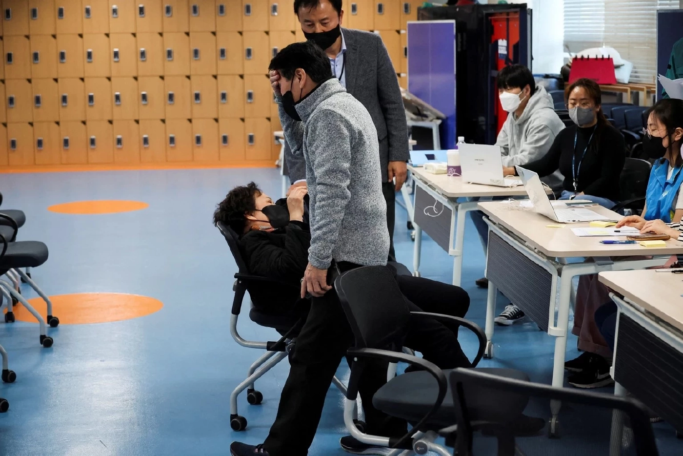 บรรดาญาติของผู้สูญหายเข้าแจ้งต่อเจ้าหน้าที่