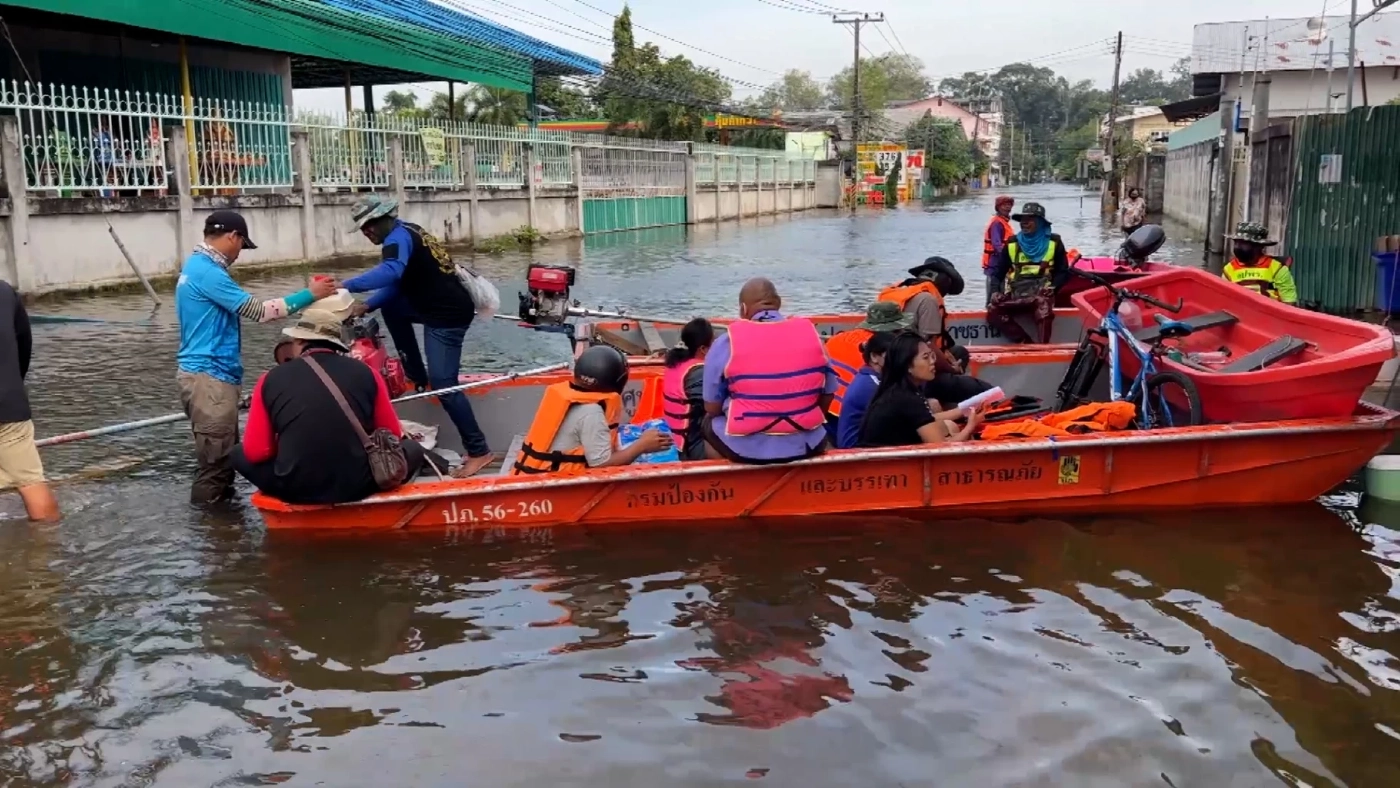 แม่ค้าแจกราดหน้ากว่า 300 ชามช่วยชาวบ้านในช่วงน้ำท่วม