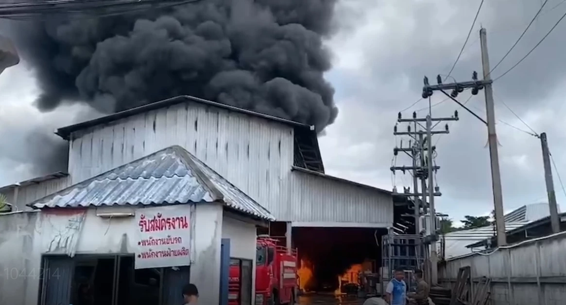 ระทึก ! ไฟไหม้โรงงานพลาสติกขนาดใหญ่ คนงานหนีตายวุ่น