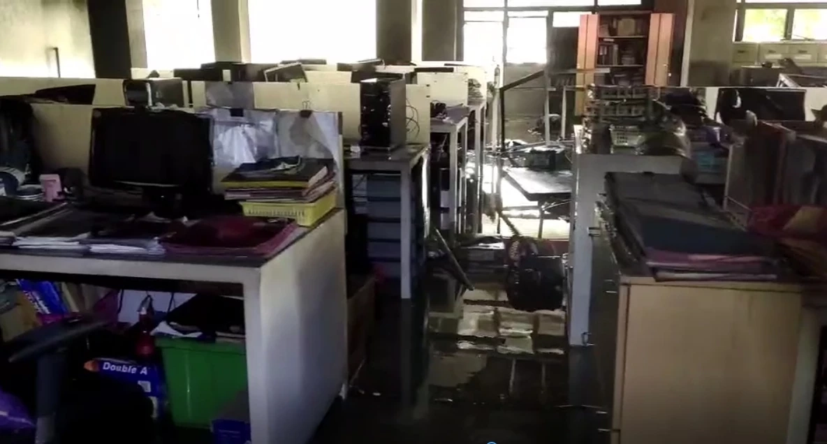 ไฟไหม้ห้องพักครูคอมพิวเตอร์กว่า 50 เครื่อง - เอกสารนศ. วอดทั้งหมด