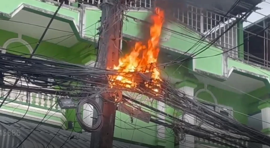 ระทึก “สายไฟสื่อสาร” ลัดวงจรไหม้หนัก  เสียงระเบิดลั่นกลางเมือง