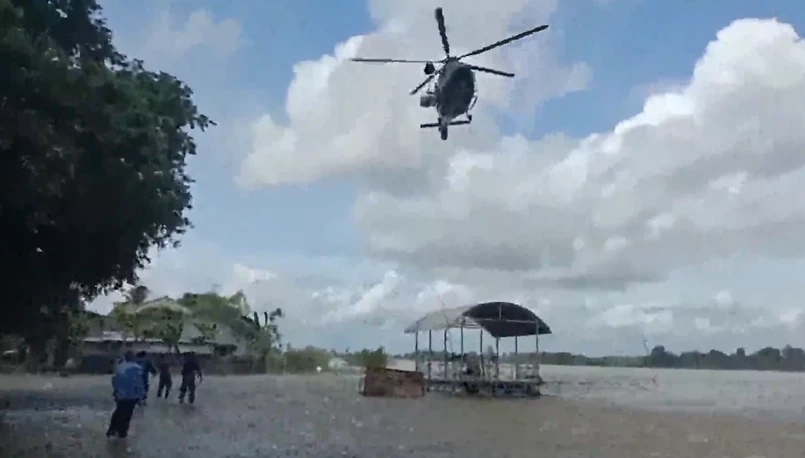 ทหารใช้ ฮ.ส่งถุงยังชีพช่วยชาวอุบลฯ หลังติดเกาะถูกน้ำท่วม (มีคลิป)