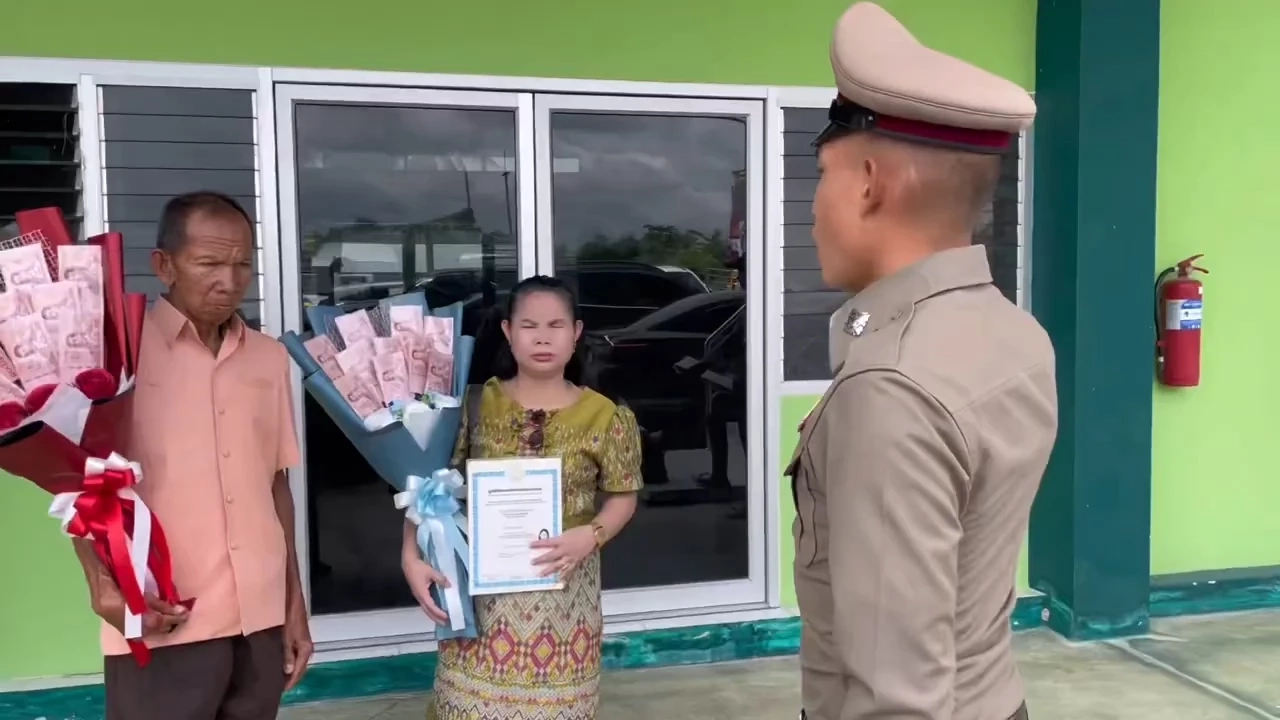 พ่อแม่พิการปล่อยโฮ สุดภาคภูมิใจ ส่งลูกชายเรียนจนได้รับราชการตำรวจ