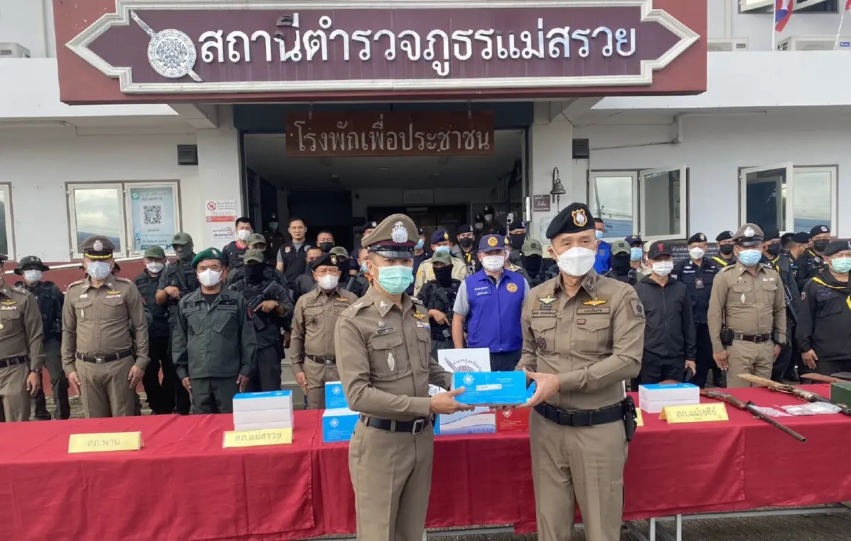 เชียงรายกวาดล้างอาวุธและย่เสพติด พร้อมมอบชุดตรวจสารเสพติดในปัสสาวะให้สภ.ในสังกัด