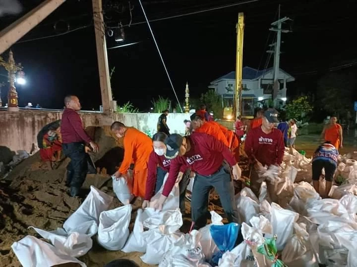 สุโขทัย ทุกฝ่ายเร่งออกมาช่วยเหลือป้องกันน้ำล้นเข้าท่วมพื้นที่เขตชั้นในตัวเมือง