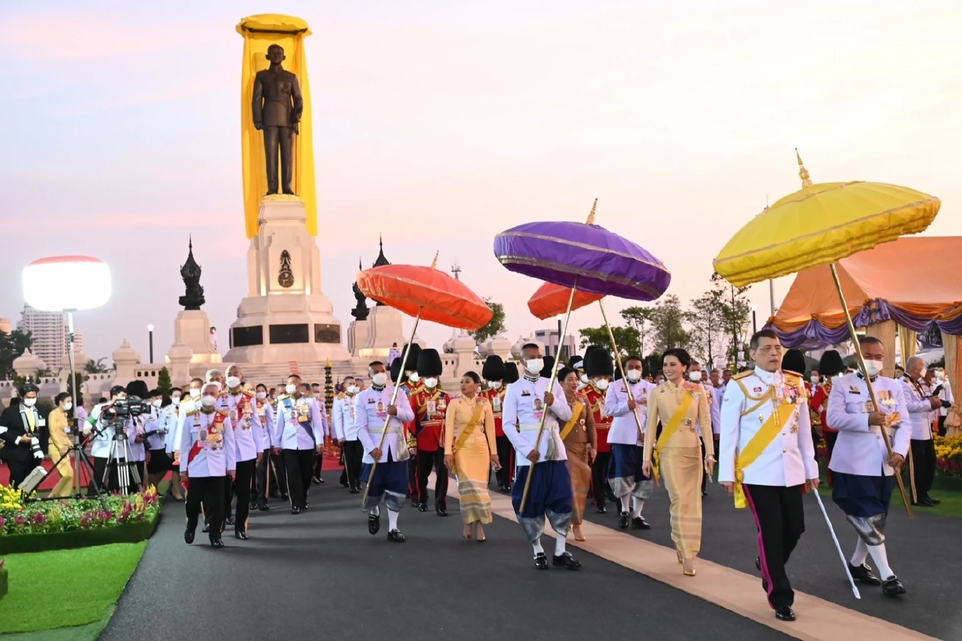 "ในหลวง พระราชินี" ทรงเปิด "พระบรมราชานุสาวรีย์รัชกาลที่ 9"