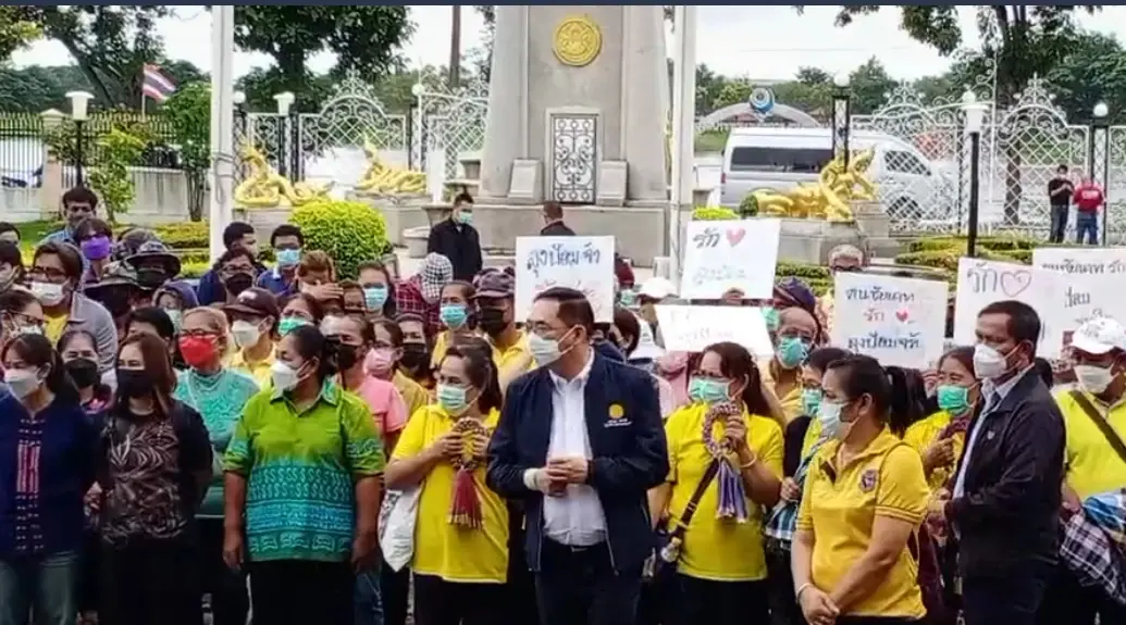 ชาวชัยนาทแห่ต้อนรับ "บิ๊กป้อม" ลงพื้นที่ตรวจสถานการณ์น้ำท่วม