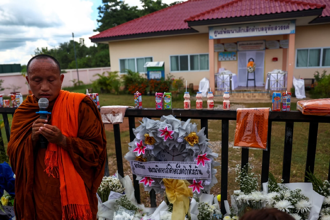 เชิญวิญญาณ “เหยื่อกราดยิง” ญาติสุดกลั้น น้ำตาท่วมศูนย์เด็กเล็ก  (มีคลิป)