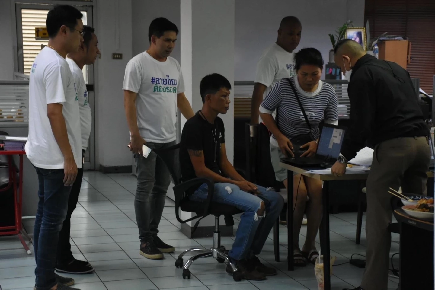 เพจสายไหมต้องรอด พาพ่อค้าหมูปิ้งเข้าแจ้งความ