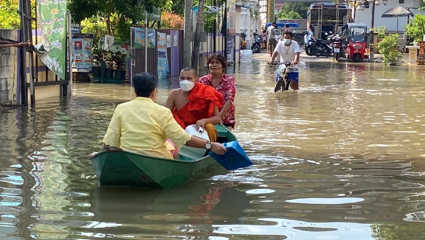 ไม่สนน้ำท่วม! พ่อแม่นำนาค จูงลูกเข้าโบสถ์บวชพระด้วยศรัทธา
