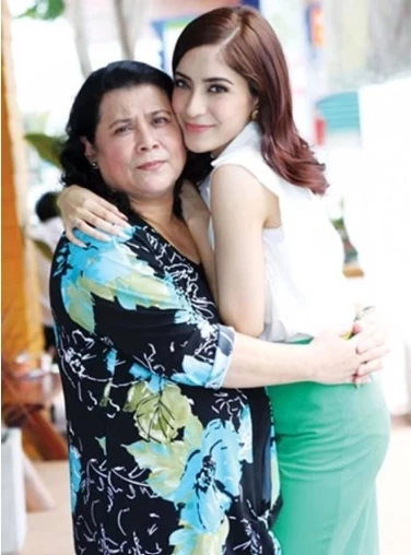 “พิ้งค์กี้ สาวิกา ไชยเดช นางเอกชื่อดัง และคุณแม่