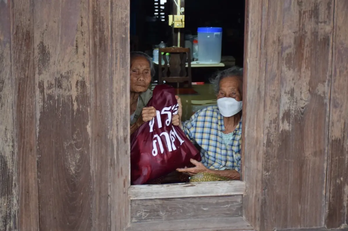 "แม่บ้านตำรวจ" ลุยมอบกำลังใจ-บรรเทาทุกข์น้ำท่วมอ่างทอง