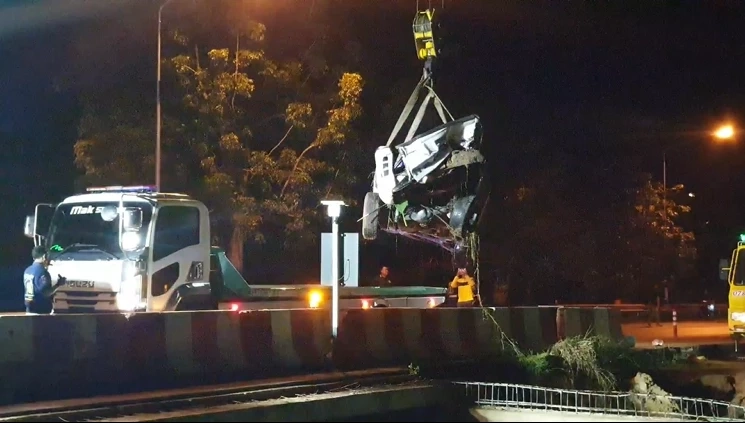 สยอง กระบะซิ่งชน จยย.พ่วงข้าง พังยับ กระเด็นตกสะพานไปพร้อมกัน ดับรวม 3 ศพ