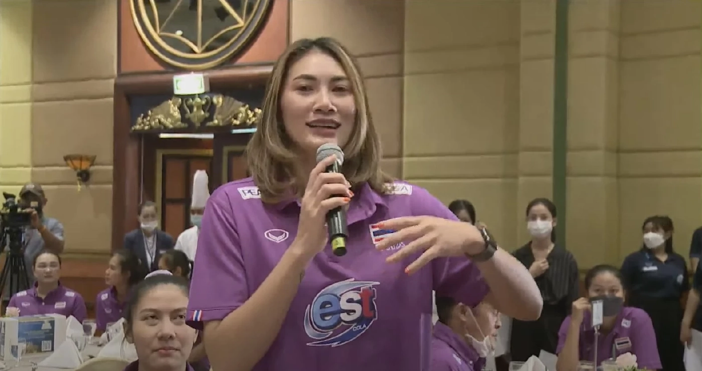 "ลุงป้อม" ชื่นชม "วอลเลย์บอลหญิงไทย" สร้างชื่อ อวยพรให้ขึ้นเบอร์ 1 โลก (คลิป)