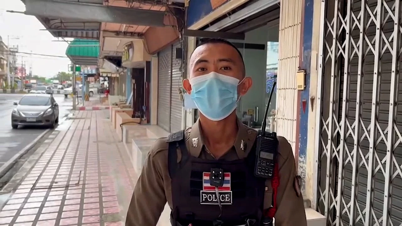 ตำรวจน้ำใจงาม พาผู้ป่วยซ้อนท้าย จยย. ส่งโรงพยาบาล