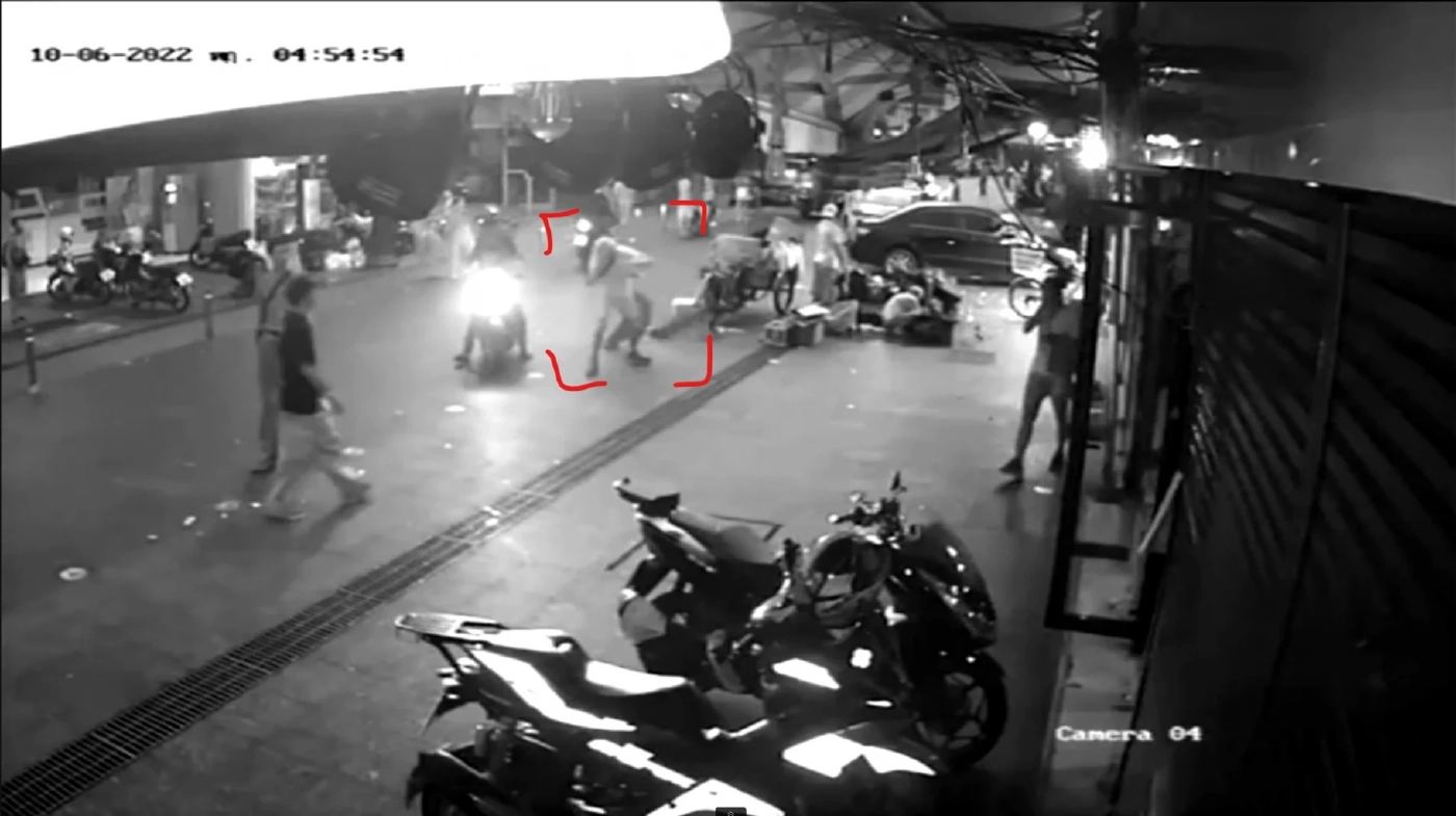 จับหนุ่มคว้าสเก็ต-ตีเข่าหน้านักท่องเที่ยวแคนนาดาสาหัส อ้างมองหน้าแฟนสาว