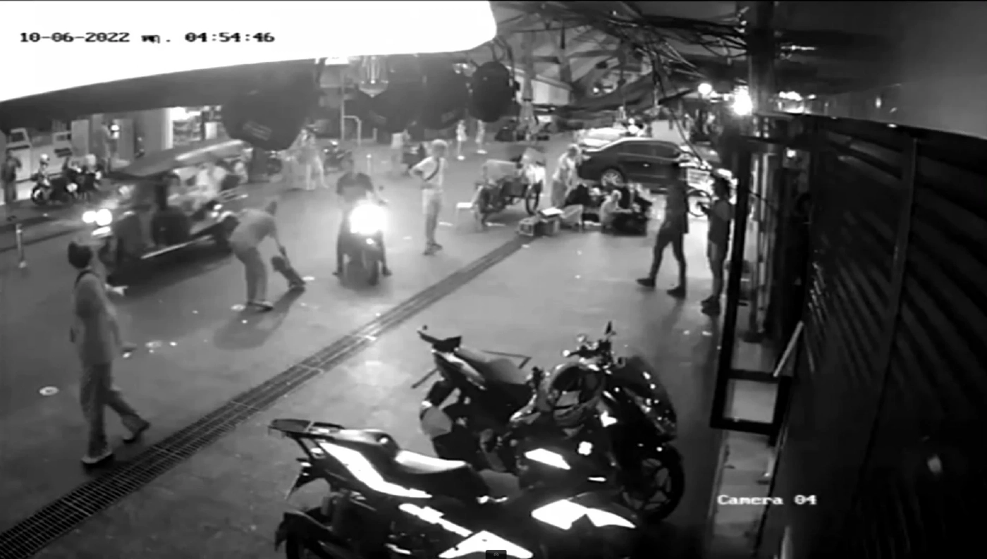 จับหนุ่มคว้าสเก็ต-ตีเข่าหน้านักท่องเที่ยวแคนนาดาสาหัส อ้างมองหน้าแฟนสาว