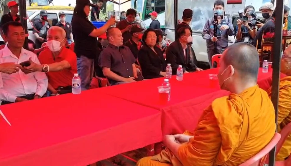 คนเสื้อแดงรำลึก 16 ปี "นวมทอง ไพรวัลย์" ตำนานแท็กซี่ชนรถถัง ไอดอลไล่บิ๊กตู่