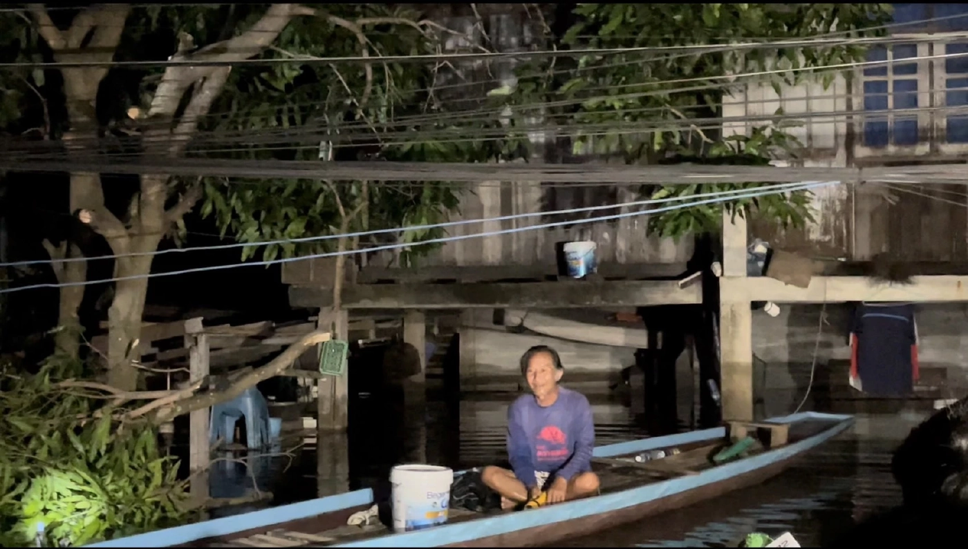 ชาวบ้านที่ยังเป็นห่วงบ้านและทรัพย์สิน