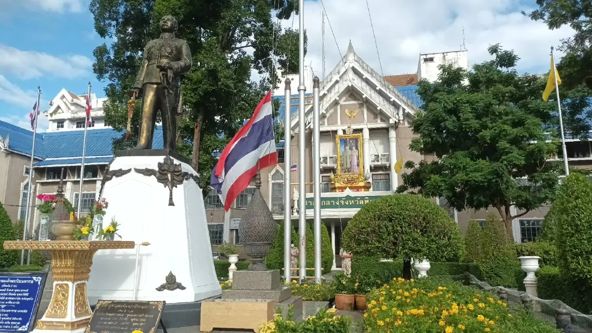 พิษณุโลก ลดธงลงครึ่งเสา พร้อมทั้งสวมเสื้อดำ-ขาว ร่วมไว้อาลัยเหตุกราดยิงหนองบัวลำภู