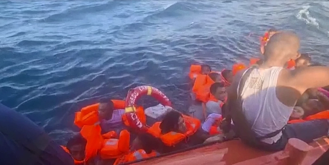 ไฟไหม้เรือกลางทะเลในอินโดนีเซีย ดับ 14 ราย (มีคลิป)