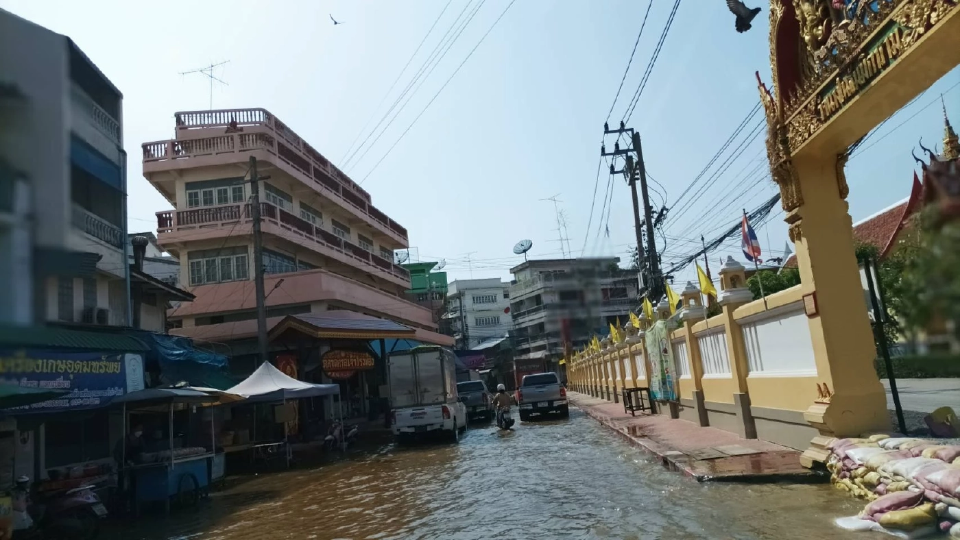 สุดต้าน ตลาดร้อยปีอ่างทองไม่รอด กำแพงพัง แม่น้ำน้อยทะลักท่วมซ้ำ