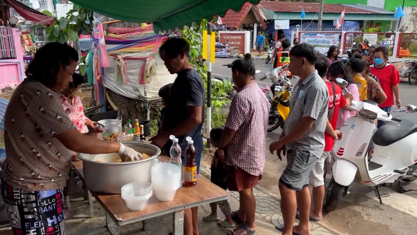 แม่ค้าแจกราดหน้ากว่า 300 ชามช่วยชาวบ้านในช่วงน้ำท่วม