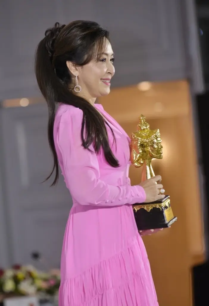 กองทัพคนบันเทิงคุณภาพ เข้าร่วมรับ “รางวัลตรีเทพทองคำ 2565”