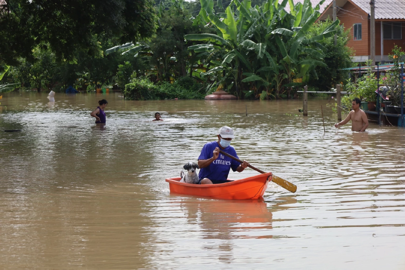 แม่น้ำเจ้าพระยาสูงขึ้นไม่หยุด วัดไชยวัฒนาราม เร่งเสริมกำแพงกันน้ำท่วม