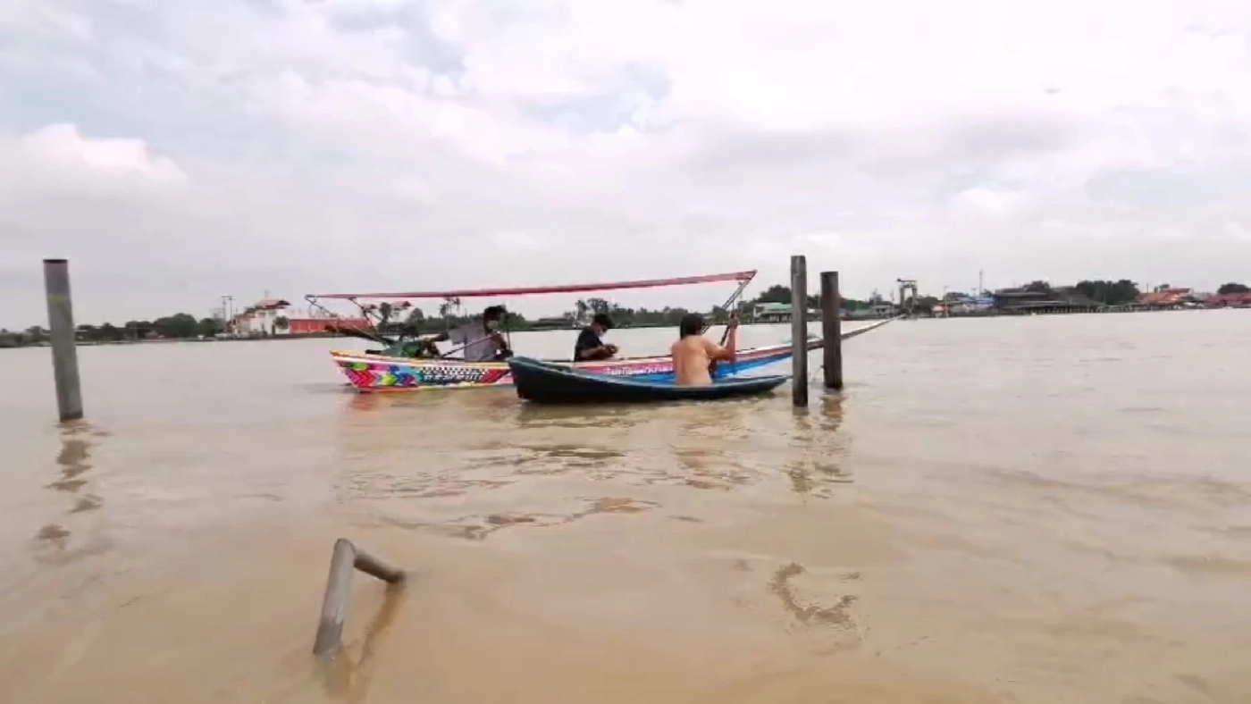 ชาวบ้านเกาะเกร็ดโวย โป๊ะขึ้นเรือจมน้ำไร้คนเหลียวแล
