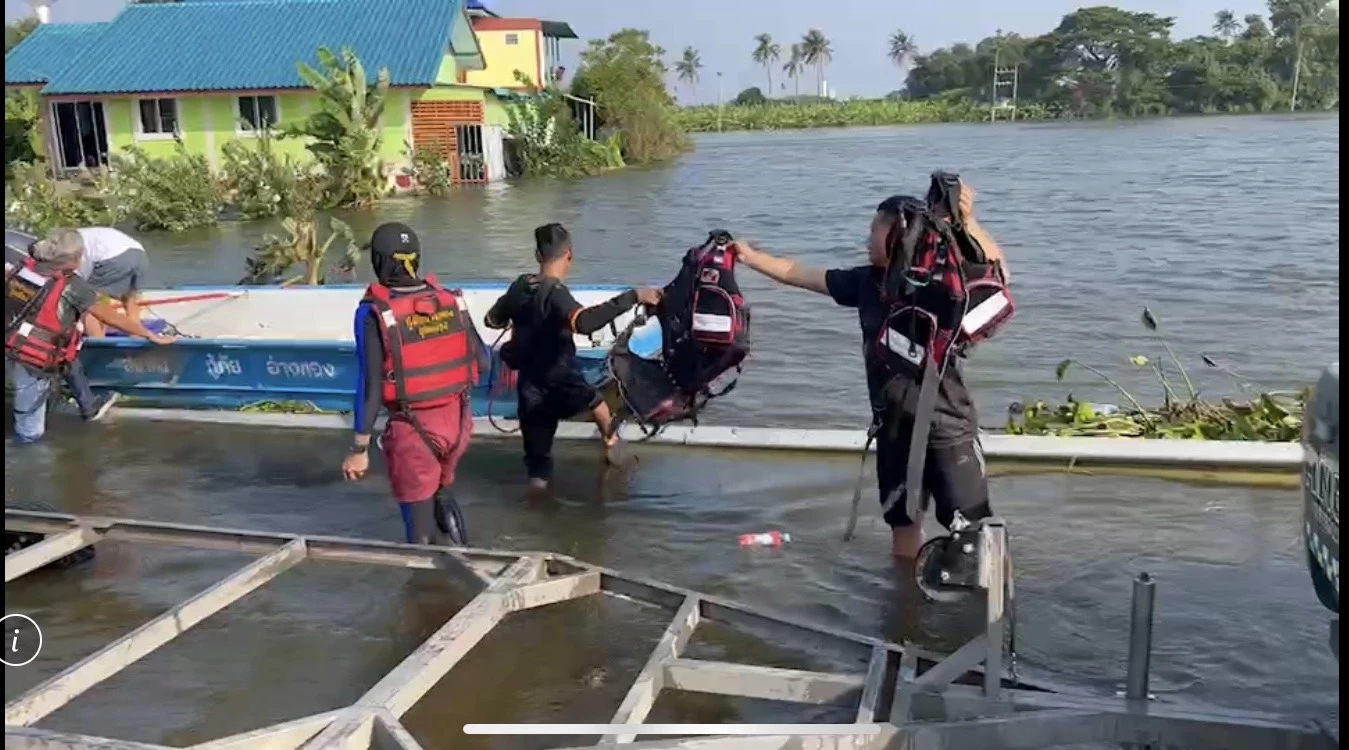 ชาวบ้านอ่างทอง ลุกฮือพัง"แบริเออร์"กลางถนน หลังบ้านท่วมมิดหลังคา (คลิป)