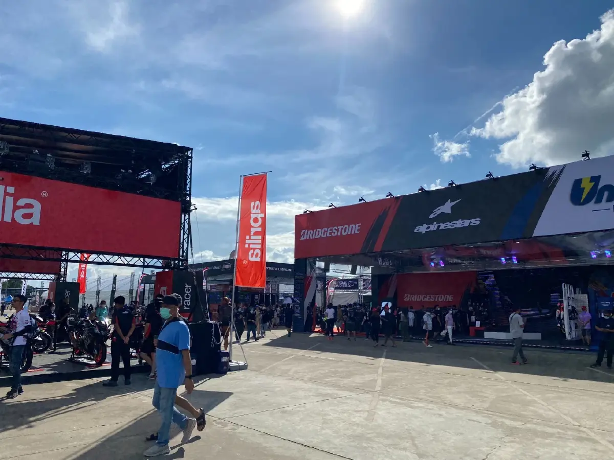 นทท.ประทับใจ “ชัตเติ้ลแต๋น” แห่เข้างานโมโตจีพี 2022 คาดรายได้สะพัด 4 พันล้าน