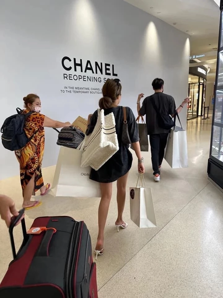 ไม่แผ่ว!! เพจดังสงสัย  “ใบเตย สุธีวัน” ทำกำไรจากการขายแบรนด์เนมได้ยังไงกัน