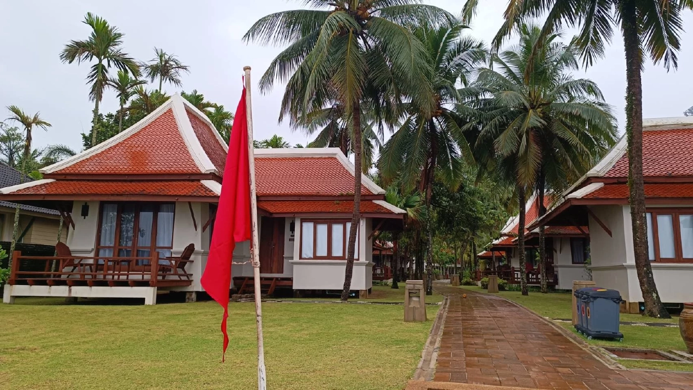 -รีสอร์ตย่านเขาหลักปักธงแดง ห้ามนักท่องเที่ยวลงเล่นน้ำเด็ดขาด หลังคลื่นลมแรงและฝนตกหนักต่อเนื่อง