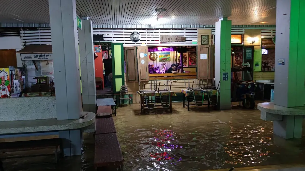 ชาวบ้านริมเจ้าพระยา ย่านเทเวศท่วมทะลักนานนับเดือน